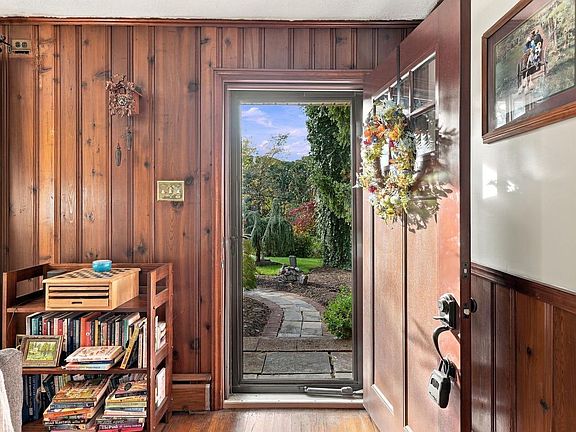 4th image of 1483 Easton Rd