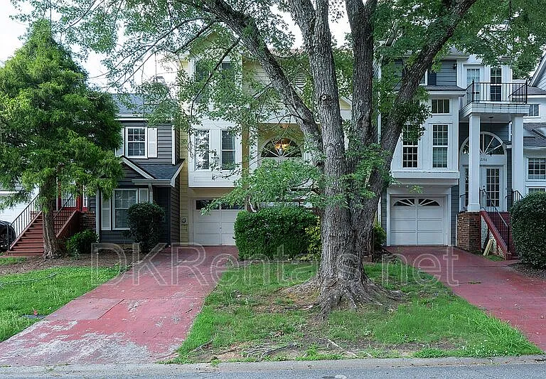 2200 Goodwood Blvd SE — Photo 2