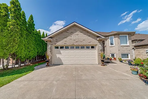 1078 Imperial Cres Photo 1