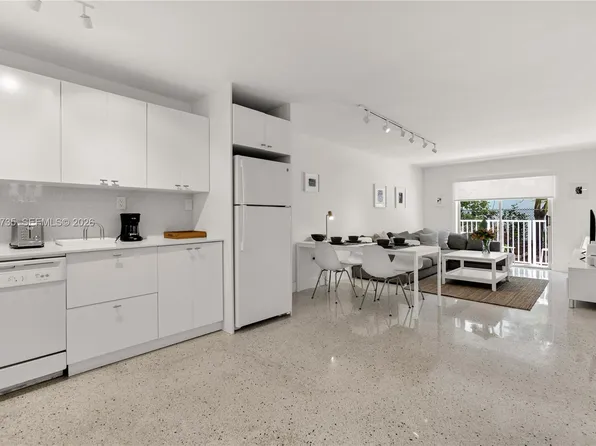836 SW 1st St APT 102, Miami, FL 33130