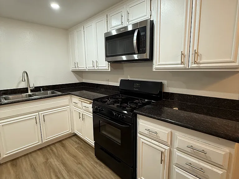 750 S Highland Ave #C — Photo 12