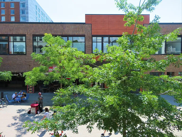 212 E State St — Photo 26