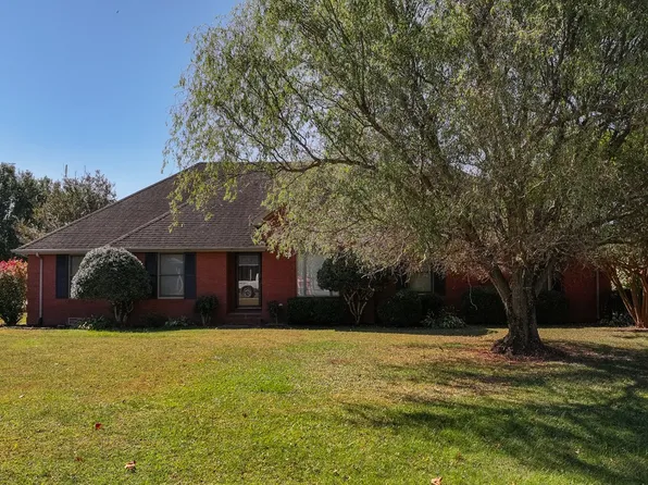 8 Steeplechase Dr, Fayetteville, TN 37334