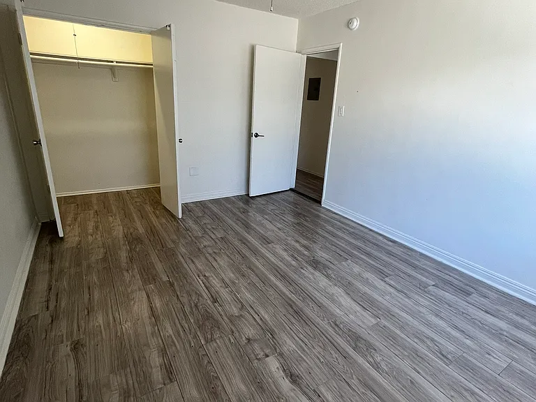 14612 Wyandotte St #9 — Photo 8