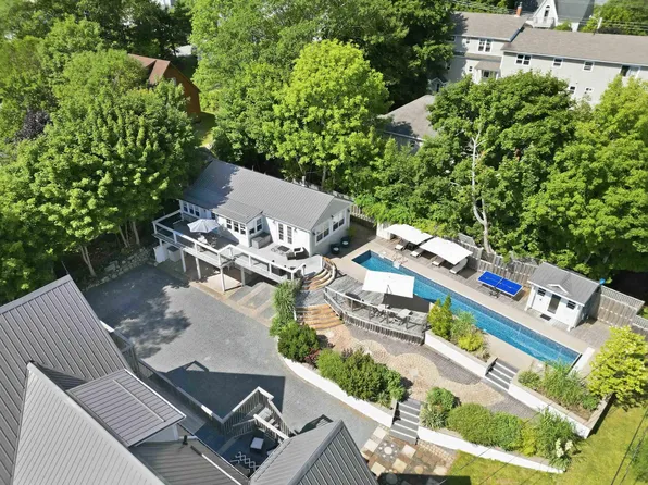 121 Duke St, Chester, NS B0J 1J0