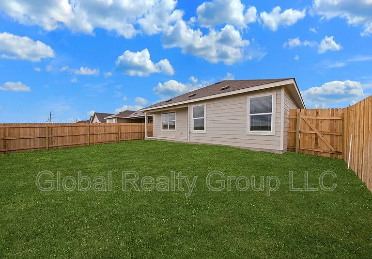 9105 Navarro Vis — Photo 30