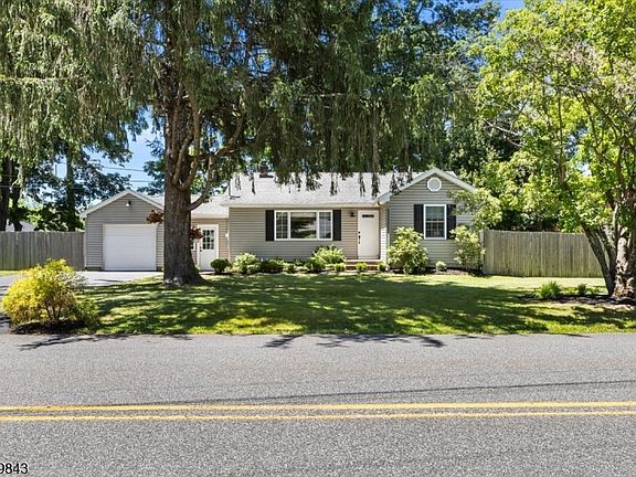 2nd image of 17 Hunters Ln