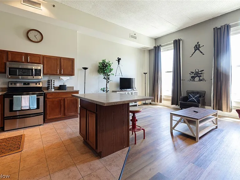 408 W Saint Clair Ave #607 — Photo 2