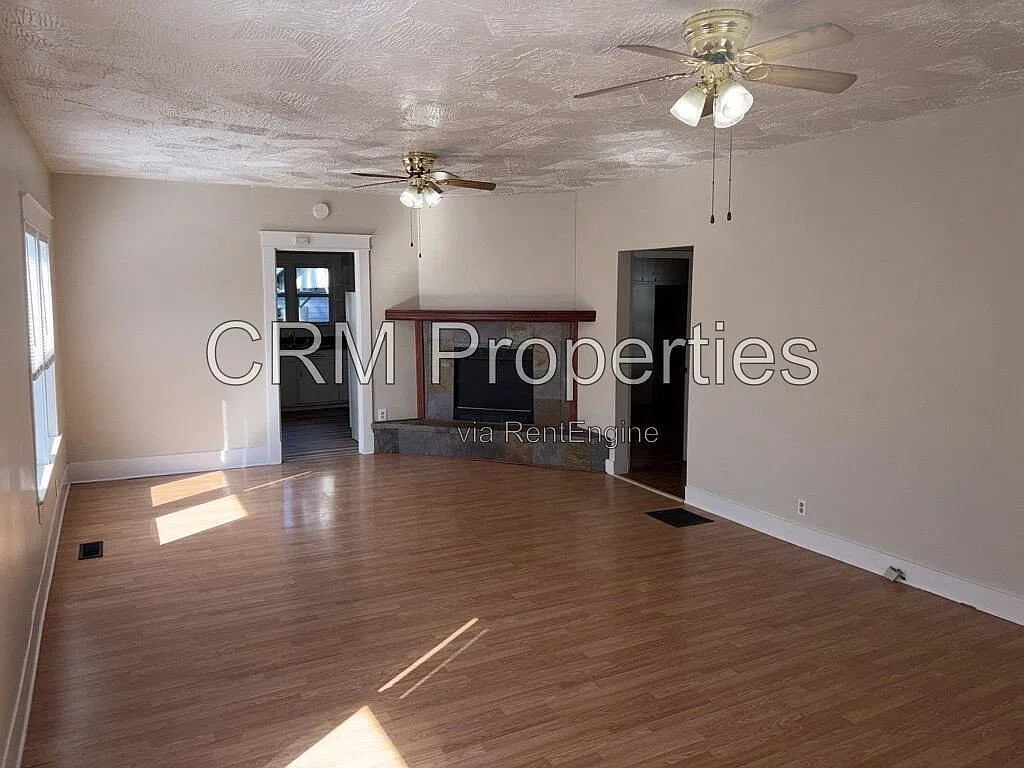 3 bed, 1.5 bath, 1223 sqft, $1,050 — Photo 3