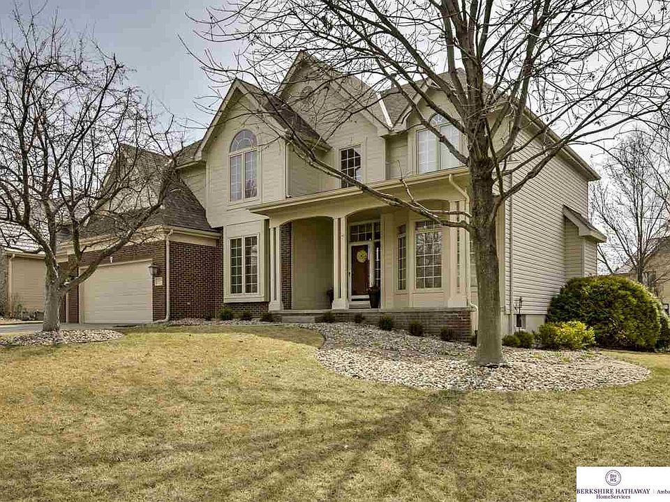 Fabulous 2-story in The Ridges.