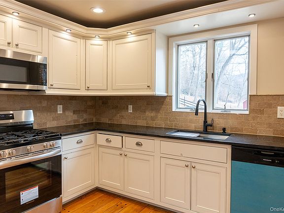 2nd image of 523 Shenandoah Road