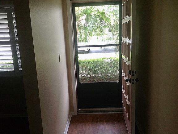 2nd image of 111 Lakeview Pl #5