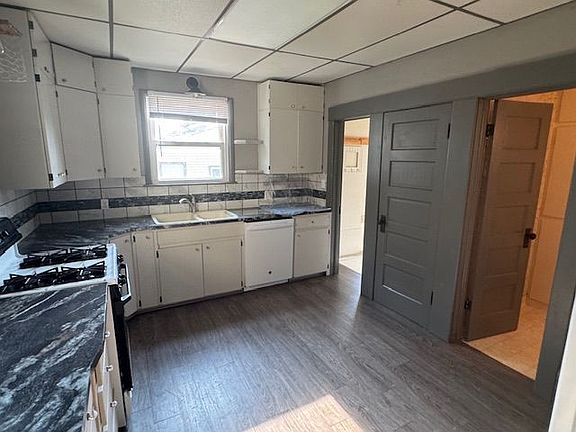 3rd image of 909 Logan St