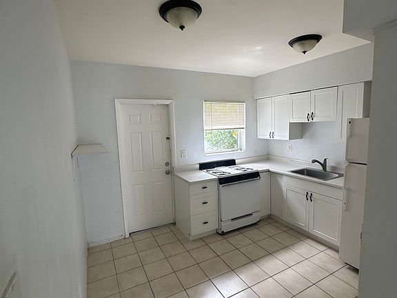4th image of 1440 NE 171st St APT 2