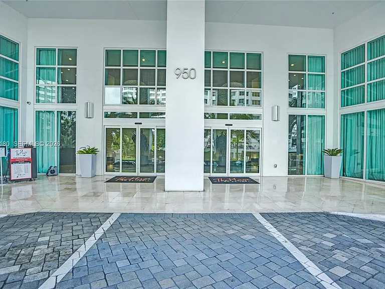 950 Brickell Bay Dr #4610 — Photo 52