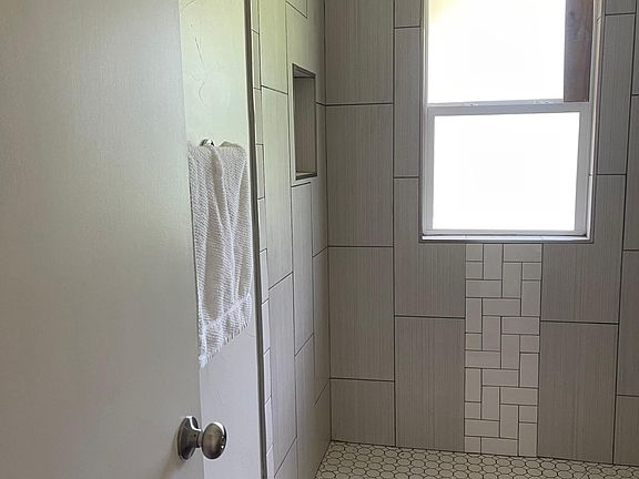 4th image of 2515 N Fonshill Ave