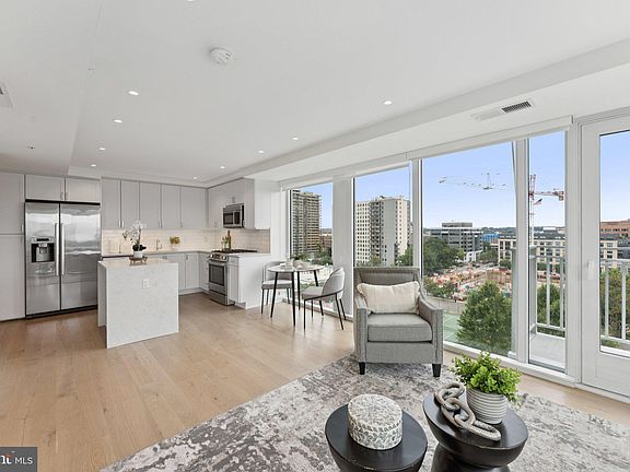 3rd image of 925 N Fairfax St #912