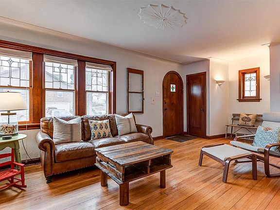 3rd image of 3939 Prather Ave