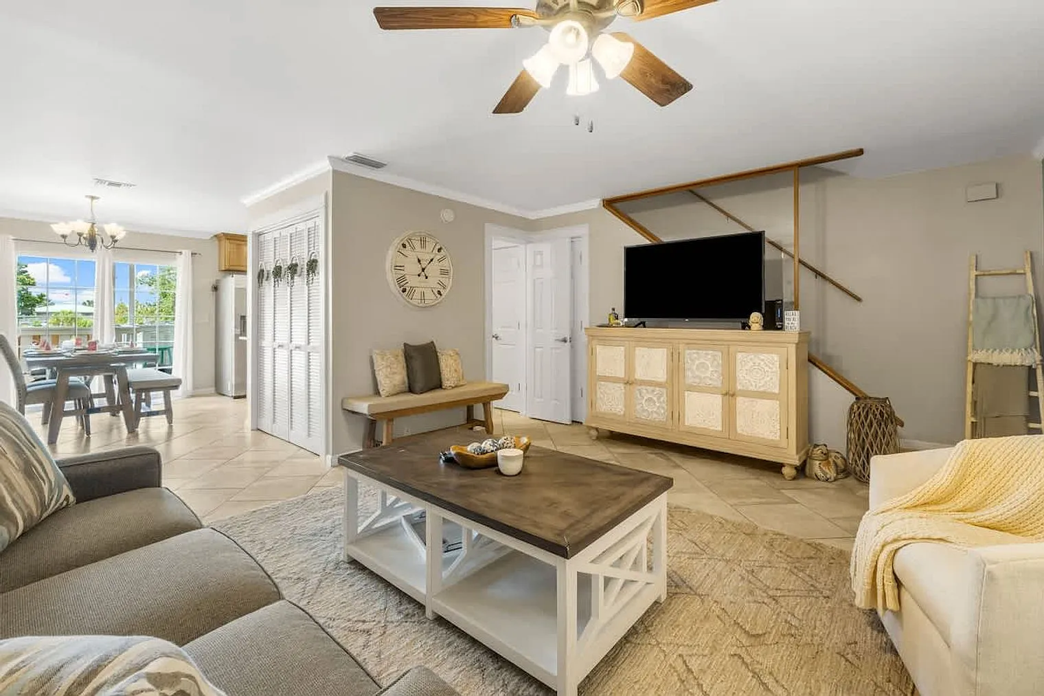 2 bed, 2.0 bath, 1291 sqft, $1,557 — Photo 2