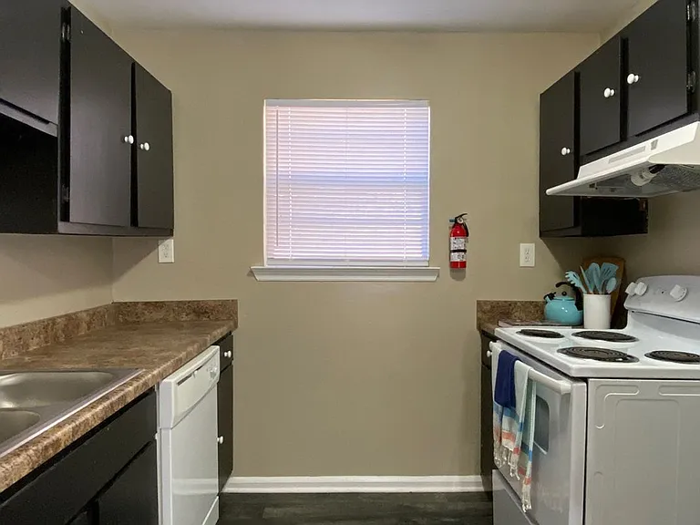 Hillcrest Apartments — Photo 5