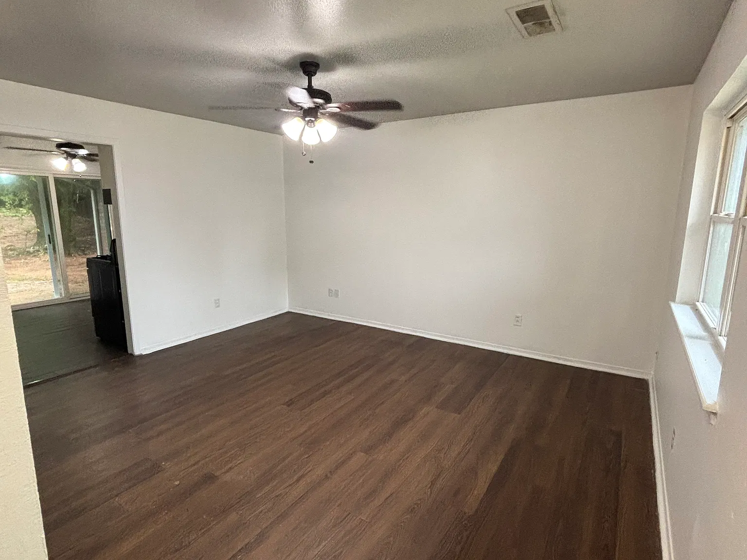 3 bed, 1.5 bath, 1050 sqft, $950 — Photo 2
