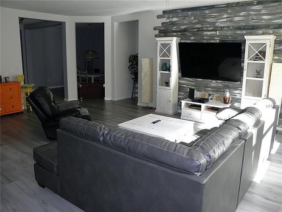 2nd image of 1305 Parker Den Dr