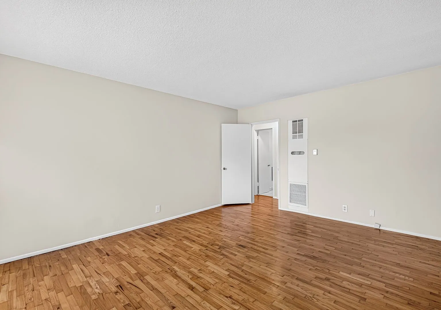 3888 Potomac Ave — Photo 2