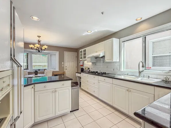 2755 W 20th Ave, Vancouver, BC V6L 1H1