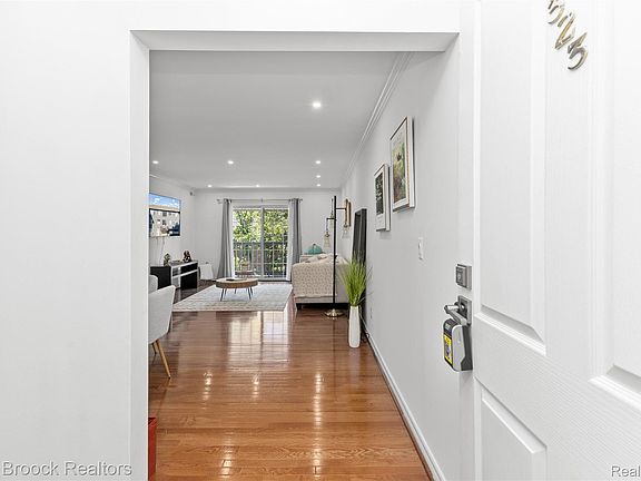 3rd image of 662 Purdy St APT 323
