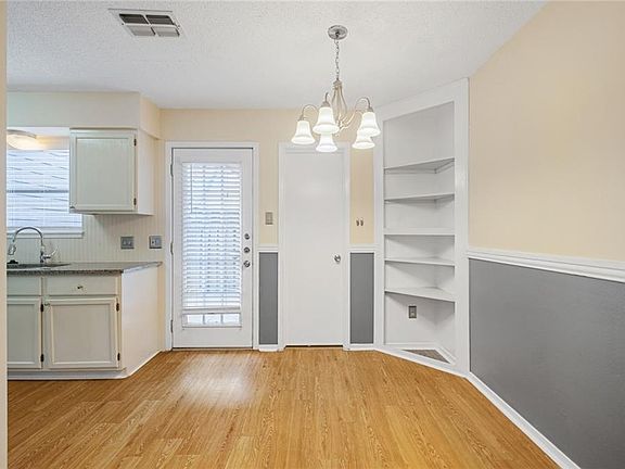 5th image of 828 Banister Ln