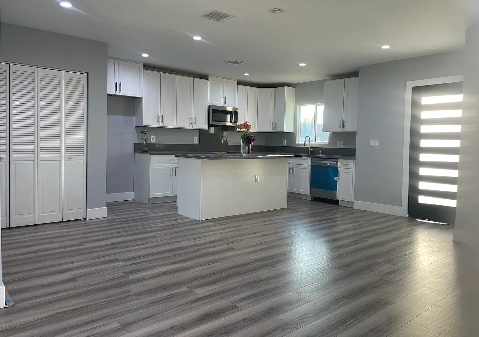 3 Bedroom Renovated Home in Reseda — Photo 2