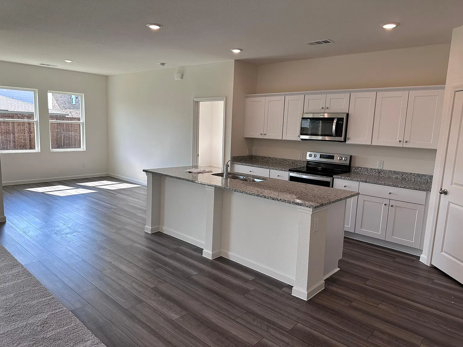 4 bed, 1949 sqft, $2,175 — Photo 2