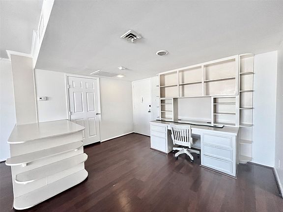 4th image of 2016 Main St APT 2405