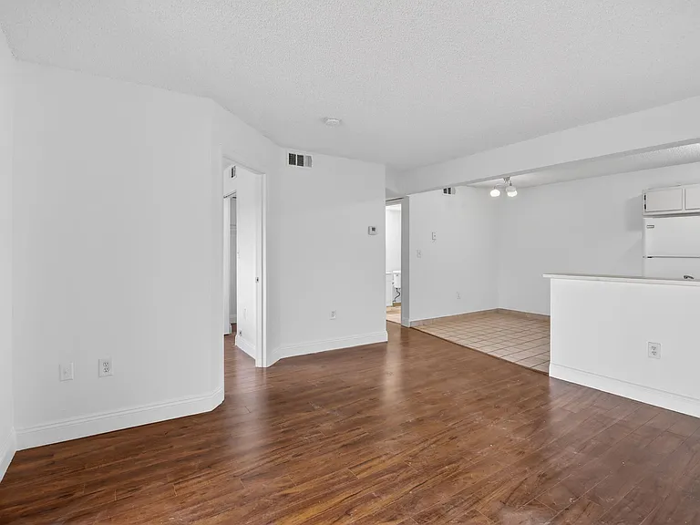 300 Palm Cir W #305 — Photo 4