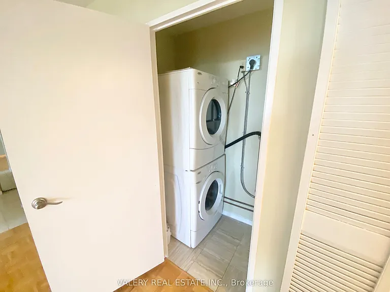 10 Edgecliff Golfway #711 — Photo 5