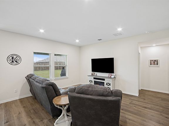 4th image of 509 Iris Banks Ln
