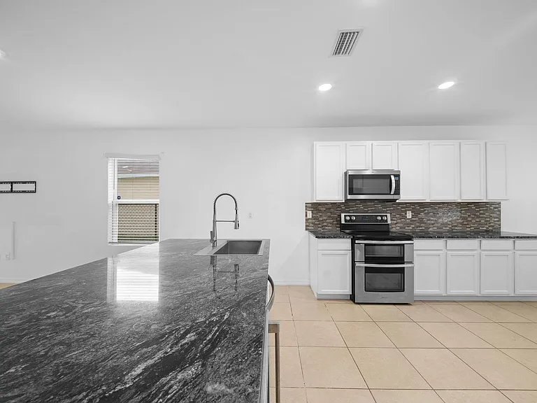 10464 Canal Brook Ln — Photo 11
