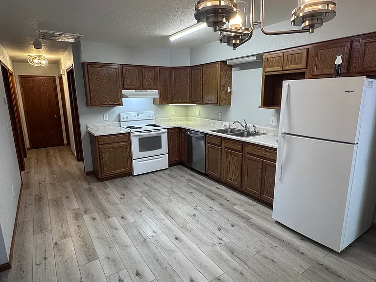 406 S Commercial St — Photo 6