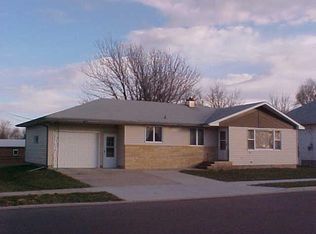 206 S 4th St, Parkston, SD 57366