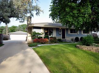 W147N8278 Manchester Dr, Menomonee Falls, WI 53051