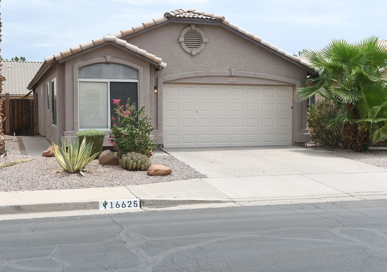 Ideal 3 Br 2 Ba 2 Car Garage Home with SOLAR Near 202 Bypass and 40th St in Phoenix — Photo 1