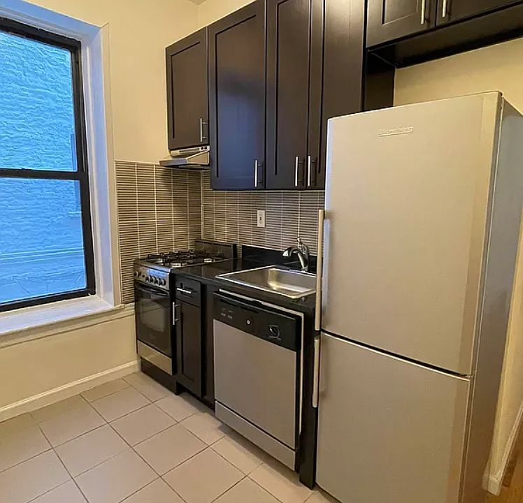 2nd image of 175 Thompson St APT 2