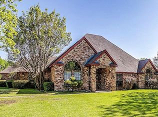 104 Meadow Dr, Burleson, TX 76028