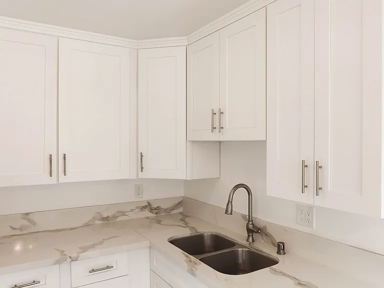 Parkway Plaza Apartments — Photo 14