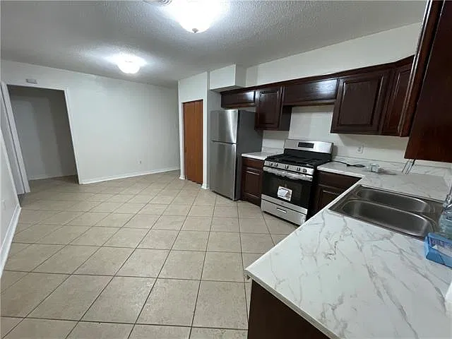 3 bed, 2.0 bath, 1420 sqft, $2,000 — Photo 4