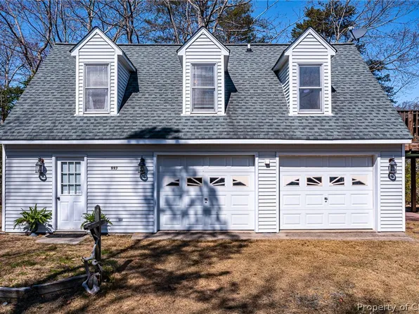 997 Robinson Ln, Topping, VA 23169