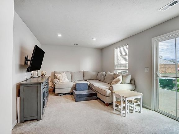 3rd image of 15 Wentworth Ln