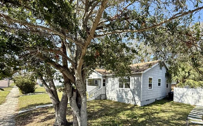 3 bed, 1.0 bath, 996 sqft, $1,995 — Photo 4