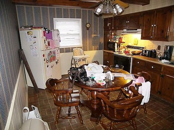 2nd image of 2833 Shartle St