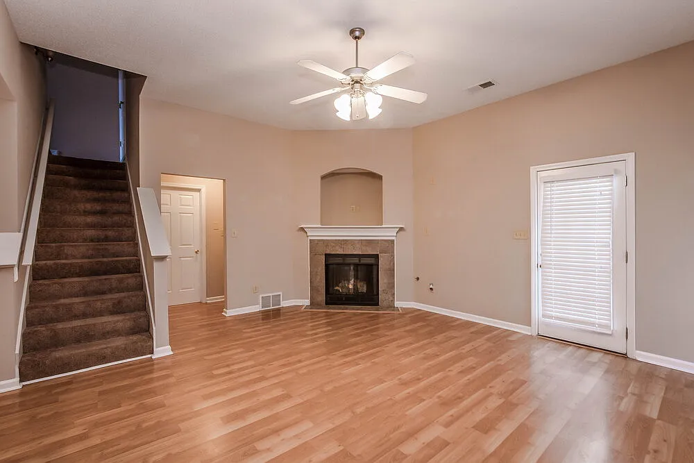 3 bed, 2.0 bath, 1759 sqft, $1,745 — Photo 2
